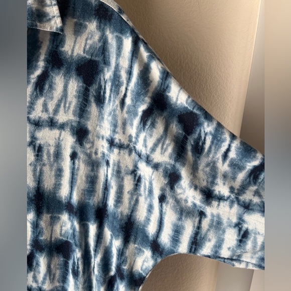 Eden & Olivia women’s blue tie dye button up - Picture 3 of 5